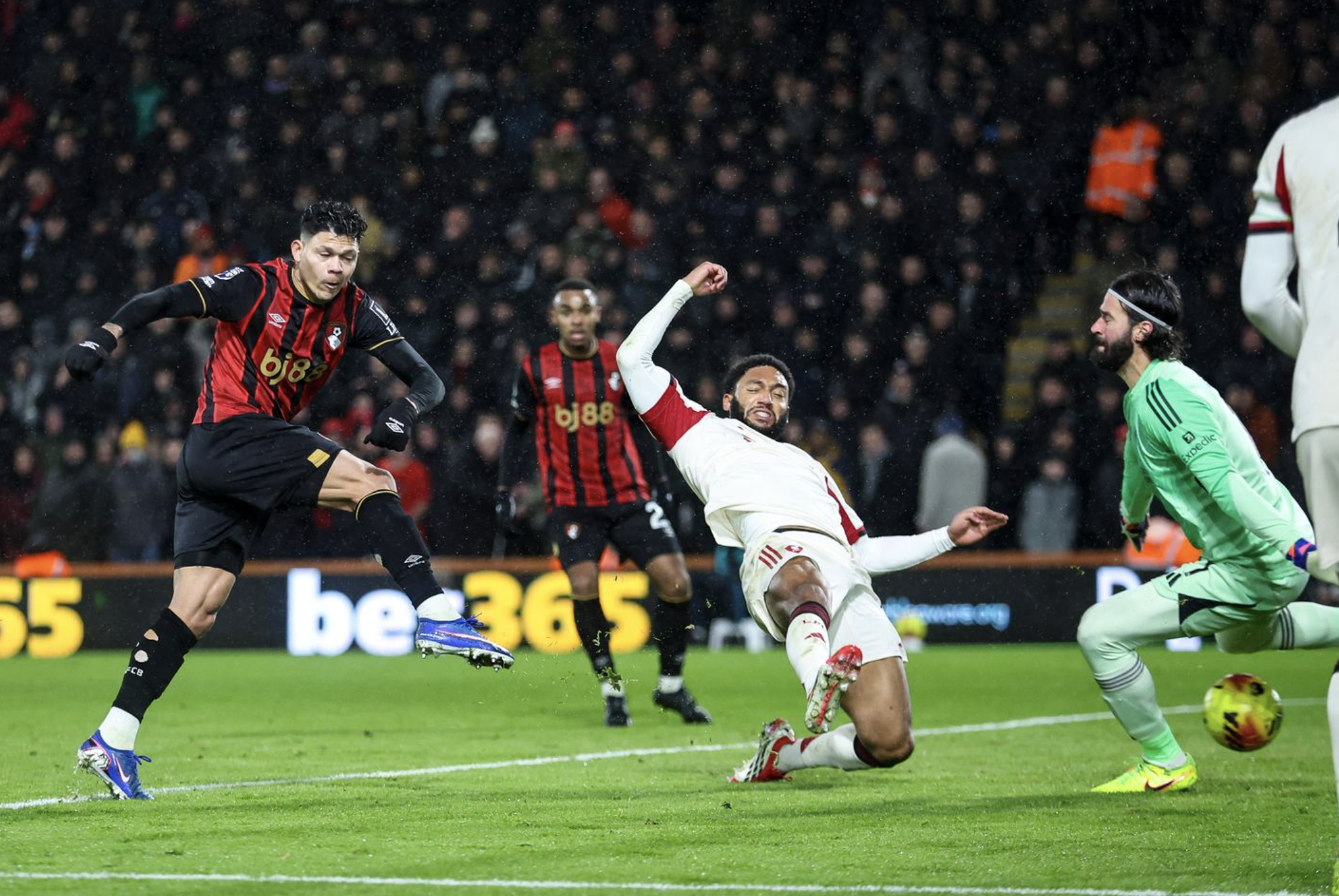 Bournemouth giáng đòn đau phút bù giờ, Liverpool lún sâu khủng hoảng - Ảnh 2.