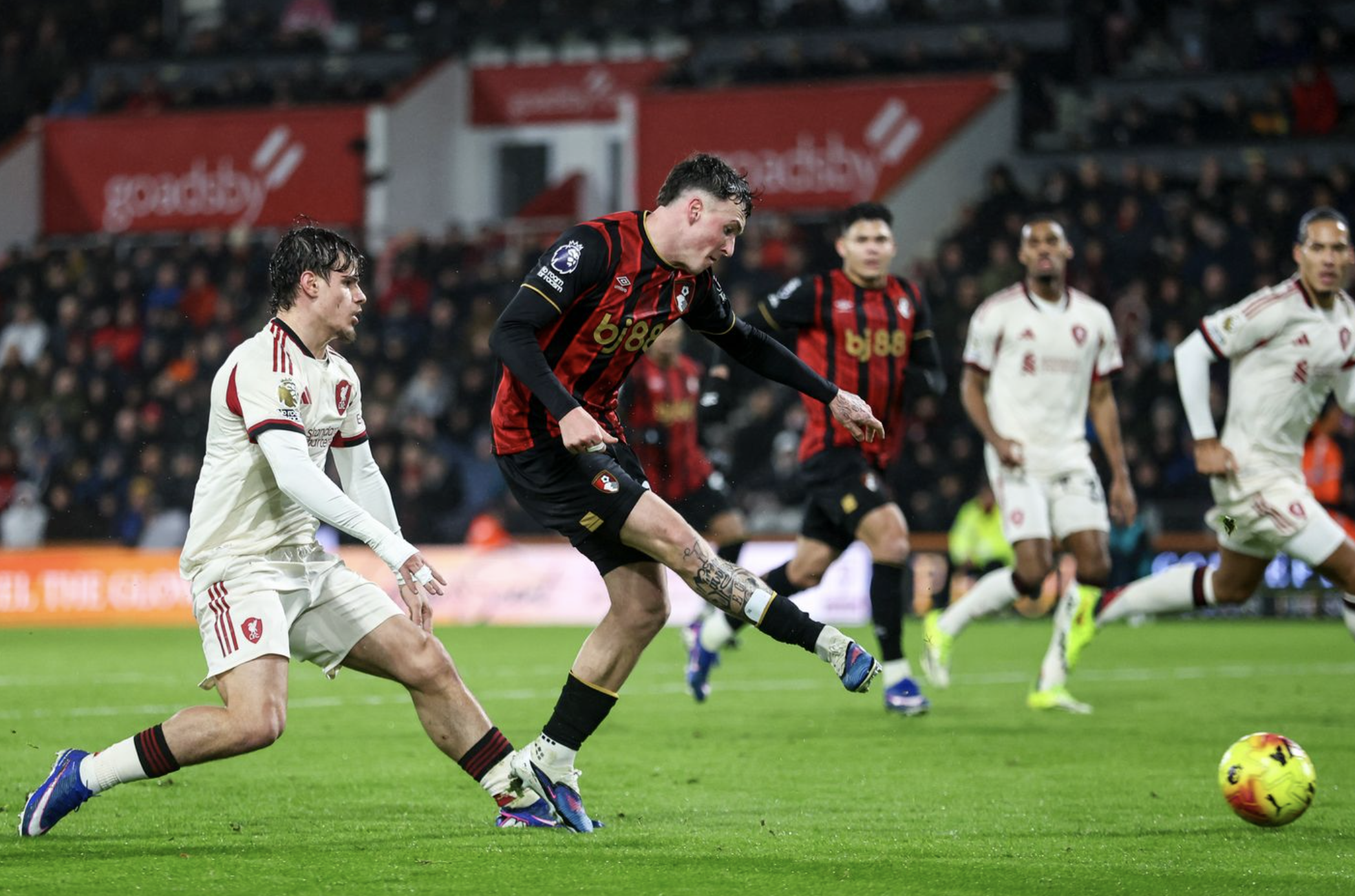 Bournemouth giáng đòn đau phút bù giờ, Liverpool lún sâu khủng hoảng - Ảnh 3.