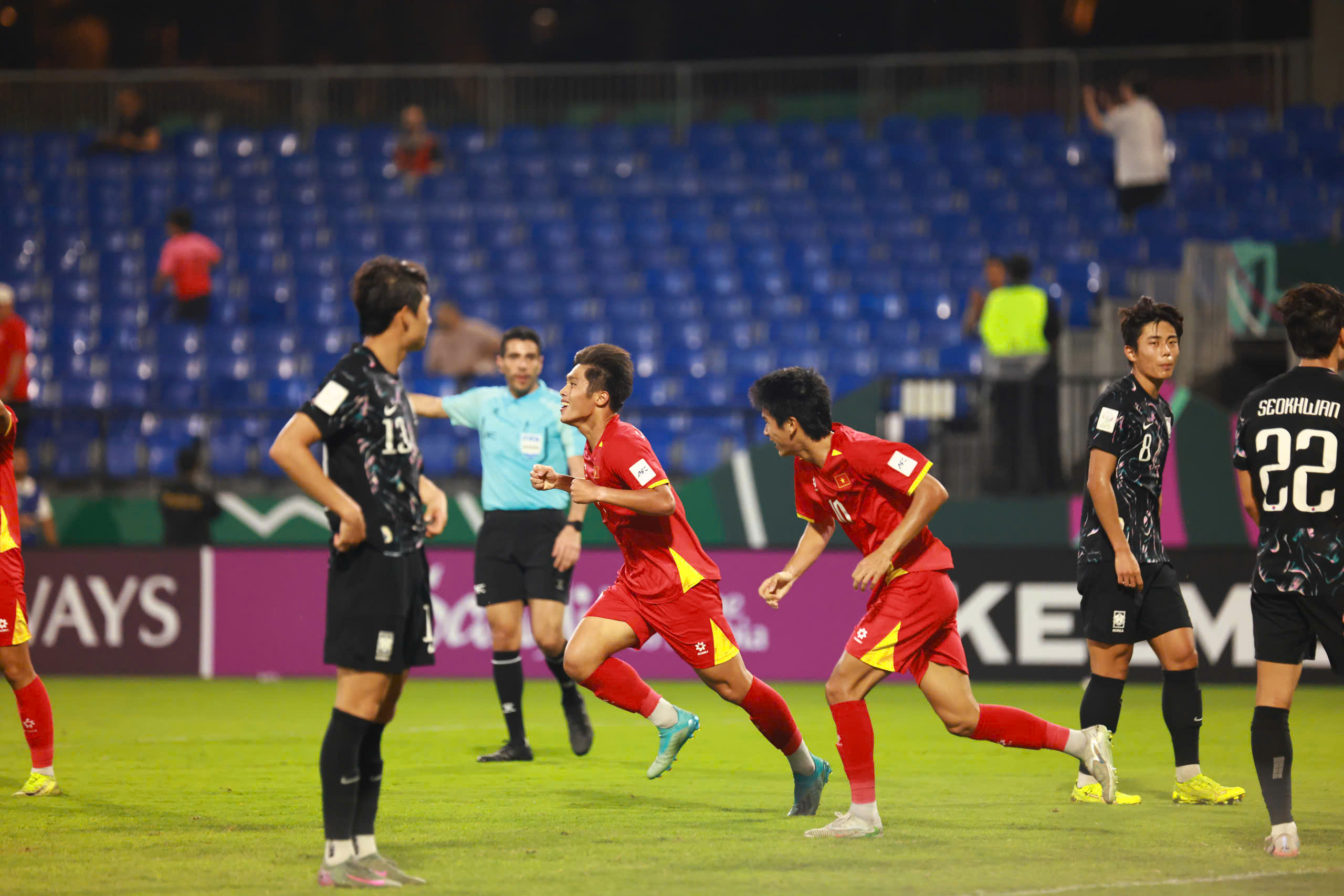 Nhà báo Hàn Quốc chua chát: 'U.23 Việt Nam giáng đòn mạnh vào niềm kiêu hãnh của chúng ta'- Ảnh 2.