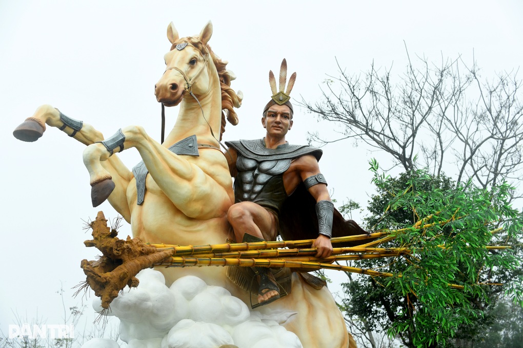 Tượng Thánh Gióng cưỡi ngựa tay cầm bụi tre gây chú ý - 2