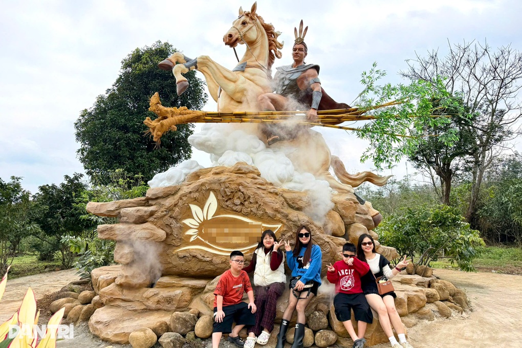 Tượng Thánh Gióng cưỡi ngựa tay cầm bụi tre gây chú ý - 3