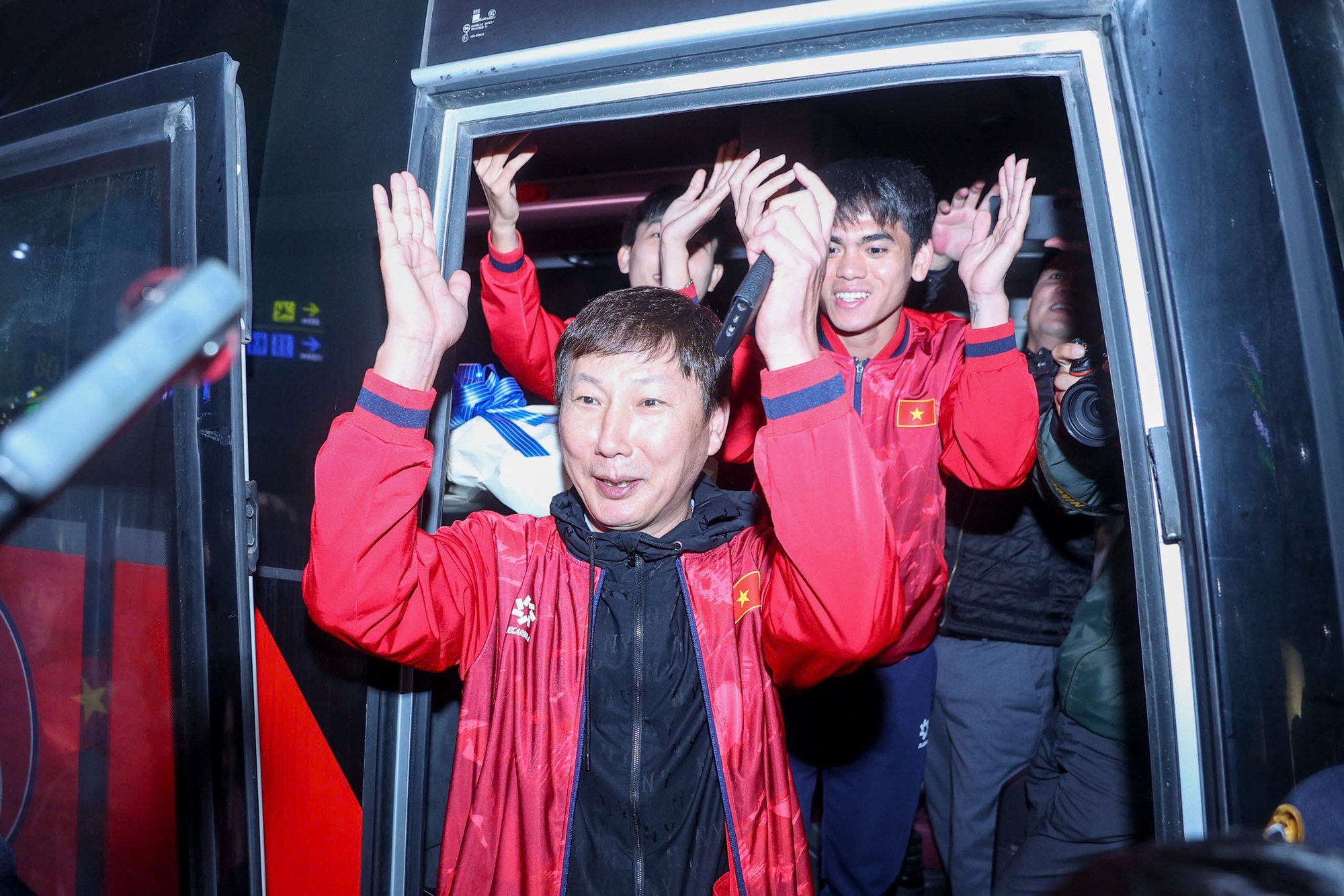 Thủ môn Trung Kiên và các thành viên còn lại của U.23 Việt Nam về nước muộn- Ảnh 2.