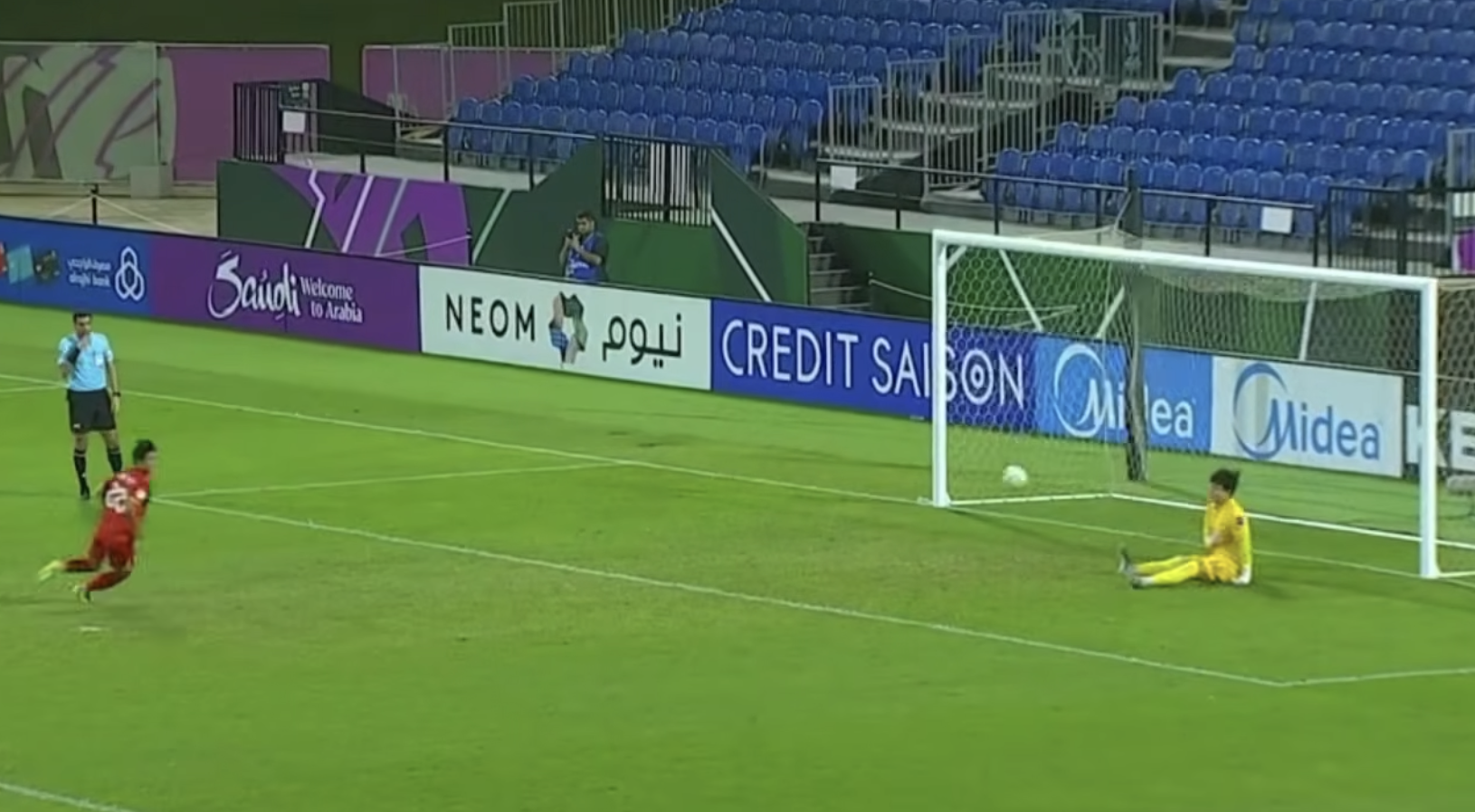 Loạt sút 11m cực quái của U.23 Việt Nam: Pha 'quay xe' bất ngờ ấn định chiến thắng- Ảnh 2. Loạt sút 11m cực quái của U.23 Việt Nam: Pha 'quay xe' bất ngờ ấn định chiến thắng- Ảnh 2.