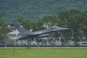 Đài Loan: Tiêm kích F-16V gặp nạn, phi công nhảy dù xuống biển