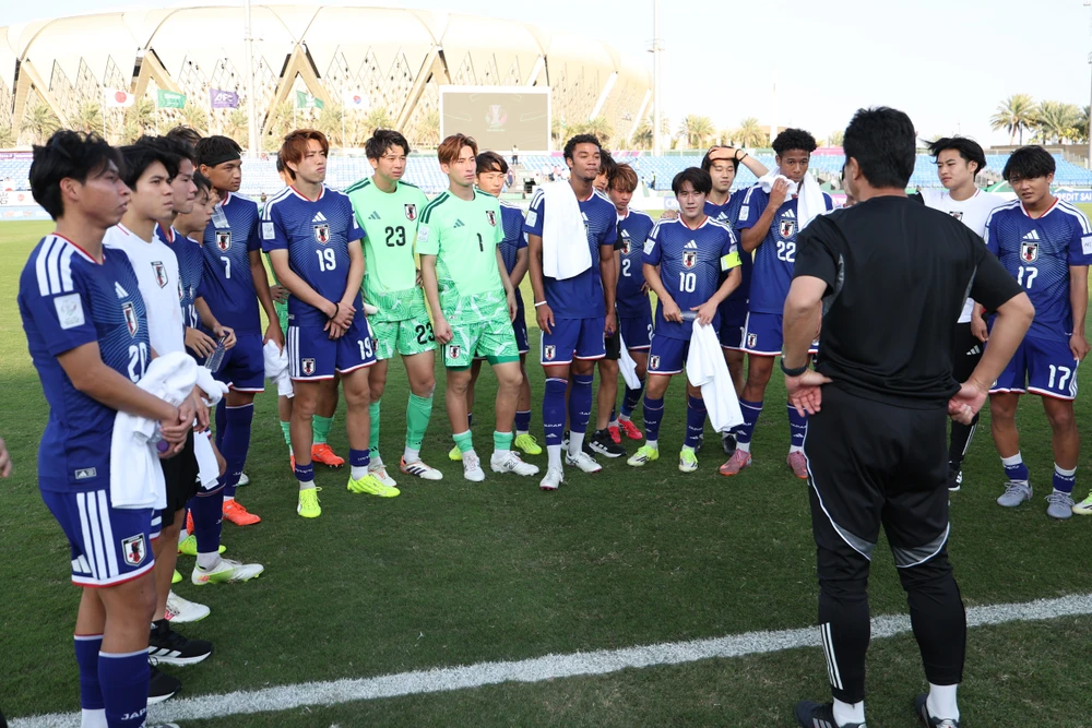 Thầy trò HLV Oiwa làm việc chăm chỉ và đăng quang U-23 châu Á xứng đáng. Ảnh: TAFC. nhat-ban-vo-dich-kieu-lanh-gay-u-21-va-sinh-vien-van-mang-cup-ve-nha (2).jpg