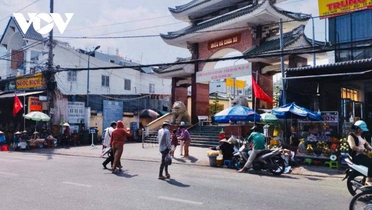 Dòng người hành hương nhộp nhịp phía trước Miếu Bà Chúa Xứ.