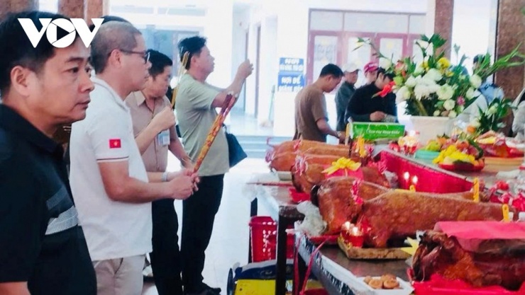 Mỗi người mang theo một câu chuyện riêng, nhưng đều chung một lòng thành kính.