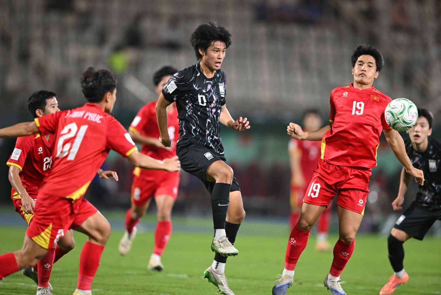 'Mỹ ơi cố lên': Soái ca U.23 Việt Nam được ban huấn luyện hét cổ vũ trận tranh HCĐ, là ai?- Ảnh 2.