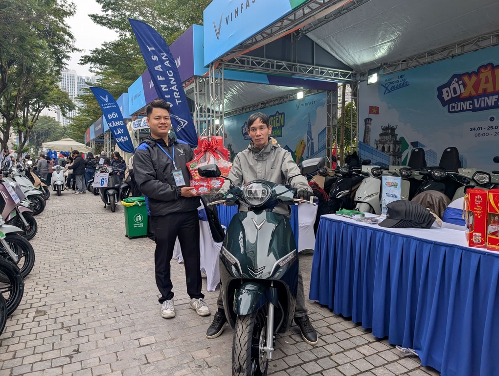 Nhiều người tranh thủ đổi xe xăng cũ lấy xe điện VinFast trước Tết - 5