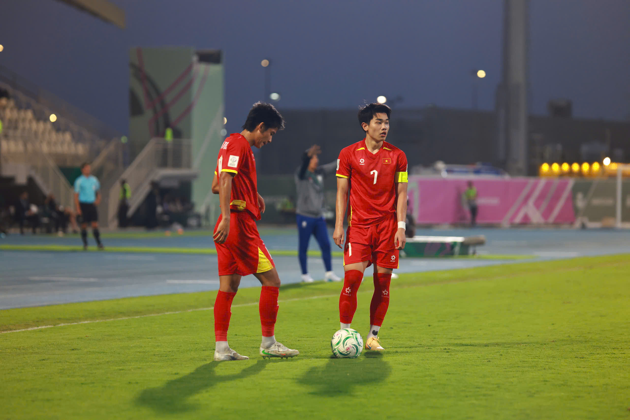 Cao Văn Bình bắt luân lưu như thần, U.23 Việt Nam đánh bại Hàn Quốc: Nghẹt thở giành HCĐ, VFF thưởng 5,1 tỉ- Ảnh 3.