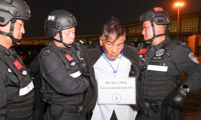 Bạch Sở Thành được bàn giao cho cảnh sát Trung Quốc tại Sân bay Quốc tế Naypyidaw, Myanmar, hồi tháng 1/2024. Ảnh: Xinhua
