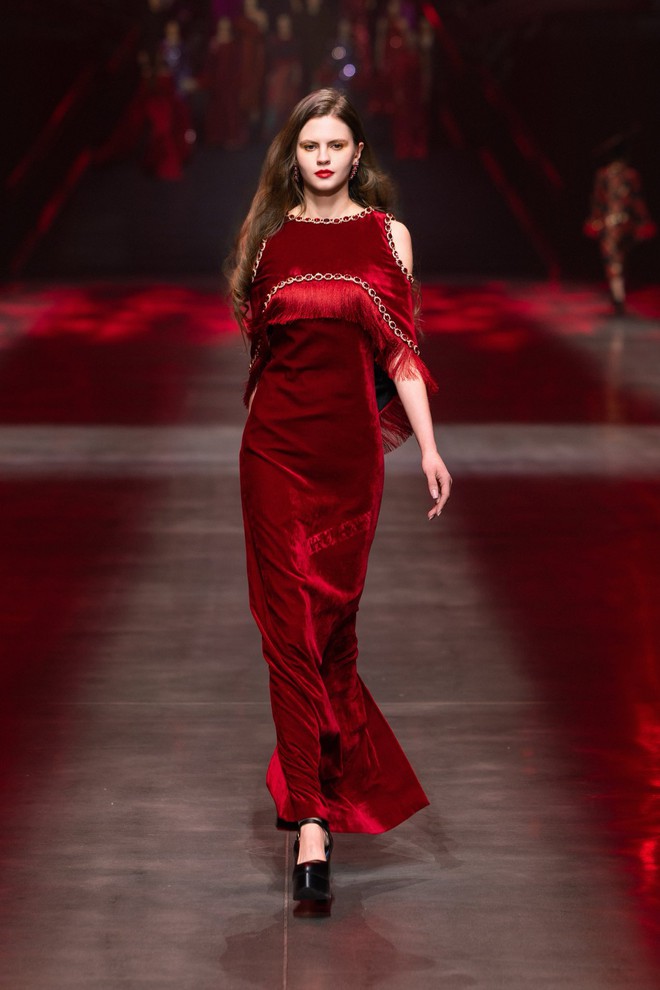 Nhung trở lại mùa tết: mặc sao cho sang mà không 'già'?- Ảnh 9. Nhung trở lại mùa tết: mặc sao cho sang mà không 'già'?- Ảnh 9.