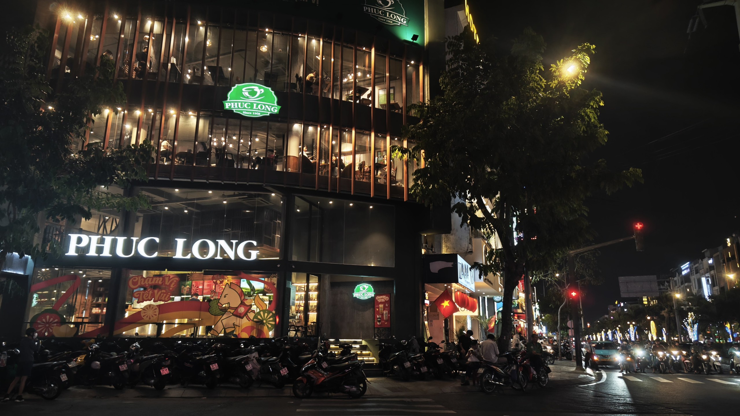 Quán ăn , cà phê TPHCM đông nghẹt trước Tết: Nguyên nhân và xu hướng tiêu dùng - Ảnh 4.