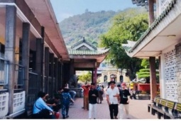 Du khách đổ về Miếu Bà Chúa Xứ (An Giang) tạ lễ dịp cuối năm