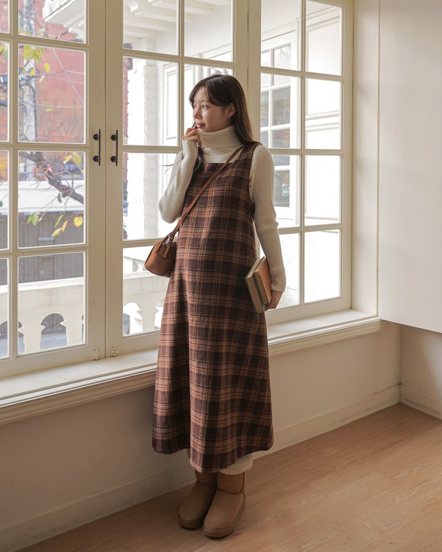 Áo cổ cao phối cùng váy hai dây tạo nét tinh tế cho ngày giao mùa- Ảnh 2.