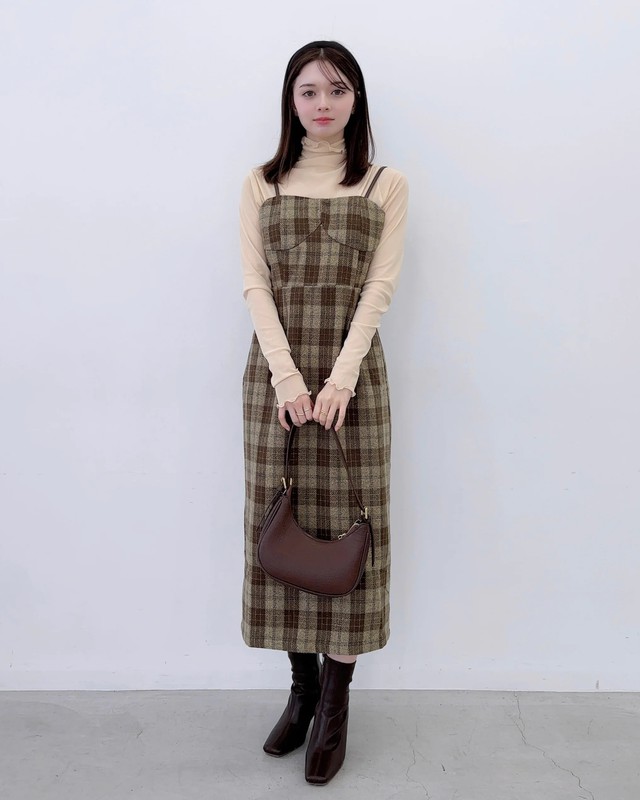 Áo cổ cao phối cùng váy hai dây tạo nét tinh tế cho ngày giao mùa- Ảnh 5.