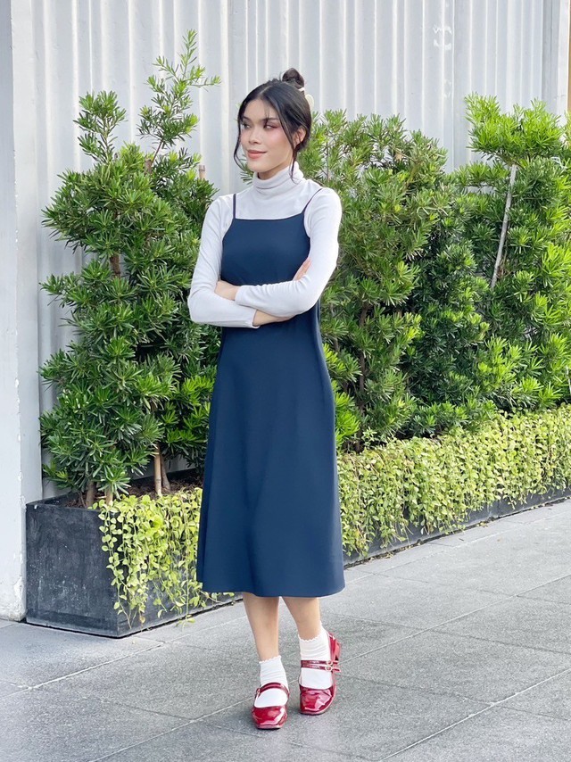 Áo cổ cao phối cùng váy hai dây tạo nét tinh tế cho ngày giao mùa- Ảnh 7.