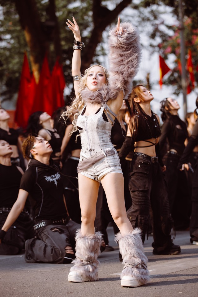 Thời trang đường phố lên ngôi mỗi dịp lễ, cuối tuần- Ảnh 4. Thời trang đường phố lên ngôi mỗi dịp lễ, cuối tuần- Ảnh 4.