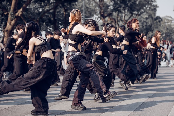 Thời trang đường phố lên ngôi mỗi dịp lễ, cuối tuần- Ảnh 6. Thời trang đường phố lên ngôi mỗi dịp lễ, cuối tuần- Ảnh 6.