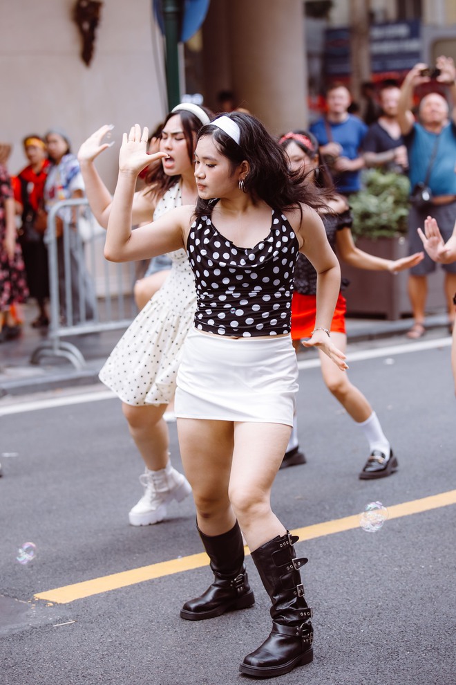 Thời trang đường phố lên ngôi mỗi dịp lễ, cuối tuần- Ảnh 8. Thời trang đường phố lên ngôi mỗi dịp lễ, cuối tuần- Ảnh 8.