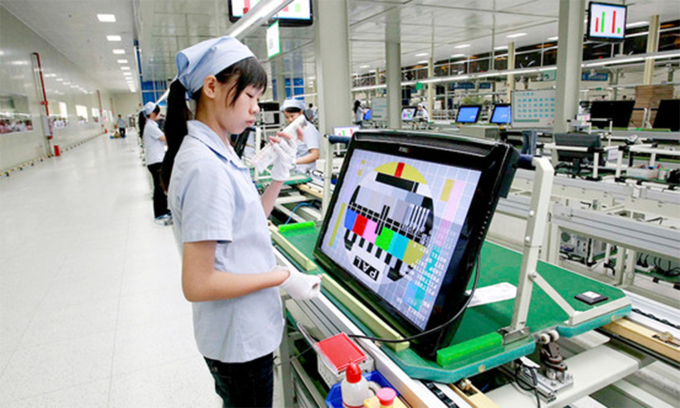 Công nhân đang thử nghiệm một mẫu TV LCD trong nhà máy của TCL năm 2019. Ảnh: AP