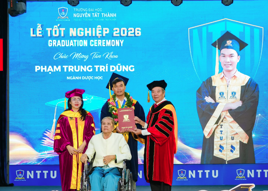 Chàng tân dược sĩ cõng mẹ lên bục nhận bằng xuất sắc gây xúc động - 2