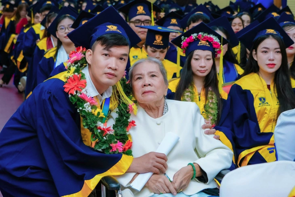 Chàng tân dược sĩ cõng mẹ lên bục nhận bằng xuất sắc gây xúc động - 3