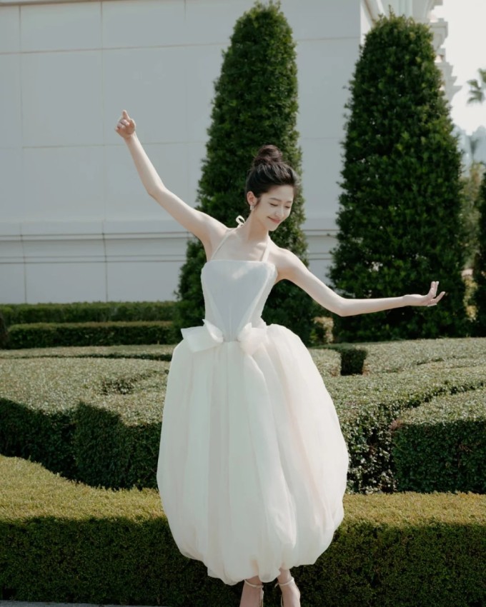 Hướng Hàm Chi giữ dáng nhờ pilates và lối sống tối giản 3 Nữ diễn viên sinh năm 2002 giữ dáng bằng cách tập pilates hàng ngày.