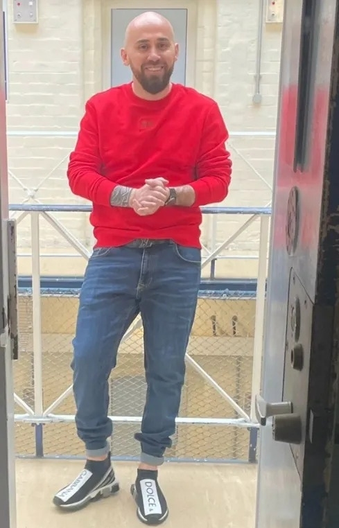 Eugert Merizaj cười nói vui vẻ khi phát trực tiếp tại nhà tù. Ảnh: Sun