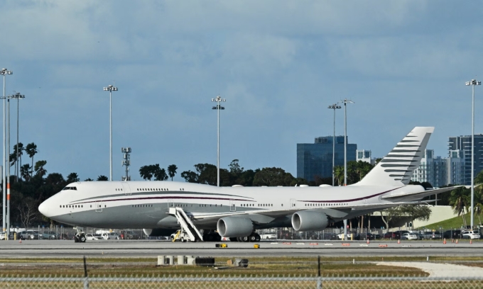 Chiếc Boeing 747 của Qatar tại sân bay Palm Beach, Florida, Mỹ, hôm 15/2. Ảnh: AFP