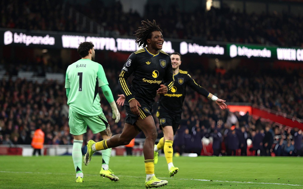 Man Utd ngược dòng quật ngã Arsenal 3-2 tại Emirates - 2