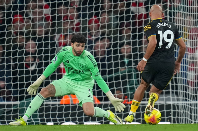 Bryan Mbeumo vượt qua David Raya rồi ghi bàn quân bình tỷ số. Ảnh: Sky Sports