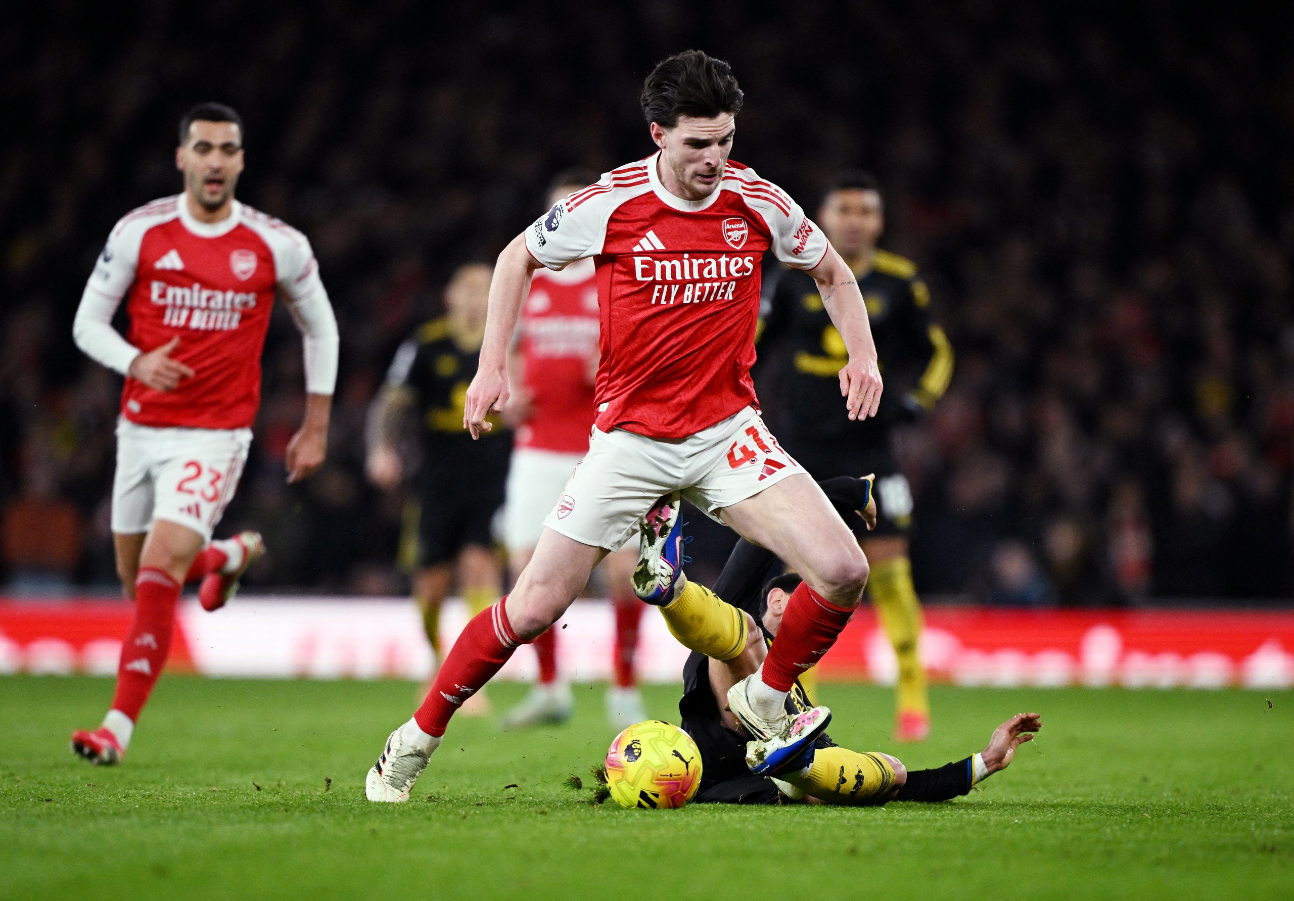 Man United lại gây sốc khi đánh bại Arsenal, giúp Premier League thêm kịch tính 2 Man United lại gây sốc khi đánh bại Arsenal, giúp Premier League thêm kịch tính - Ảnh 2.