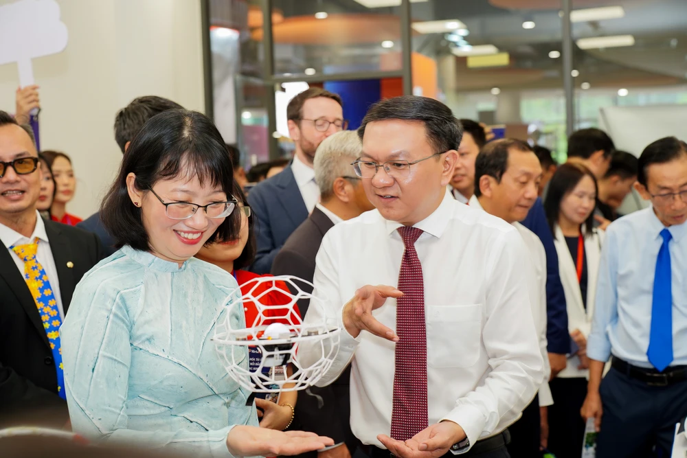 TP tập trung triển khai đột phá về khoa học, công nghệ, đổi mới sáng tạo và chuyển đổi số, tạo nền tảng cho phát triển lực lượng sản xuất mới. Ảnh: MINH HOÀNG khoa-hoc-cong-nghe-tphcm-9273-2454 2.jpg