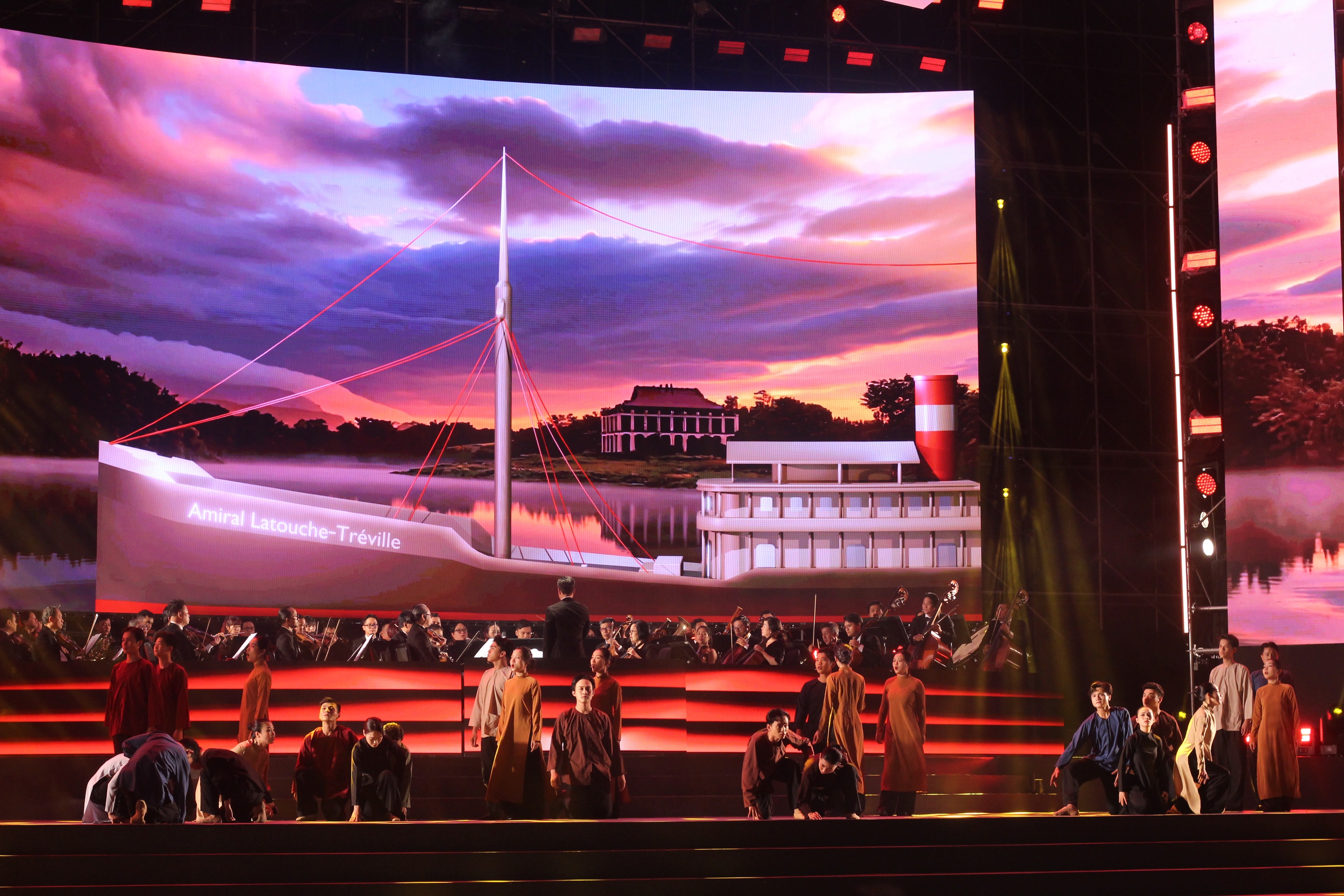 Đêm thành phố lung linh cùng 'Ánh sáng niềm tin và khát vọng'- Ảnh 2.