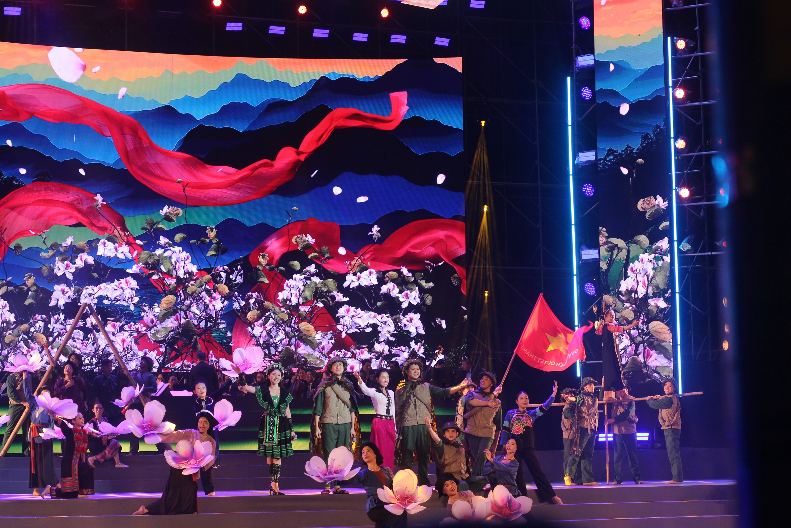 Đêm thành phố lung linh cùng 'Ánh sáng niềm tin và khát vọng'- Ảnh 3.