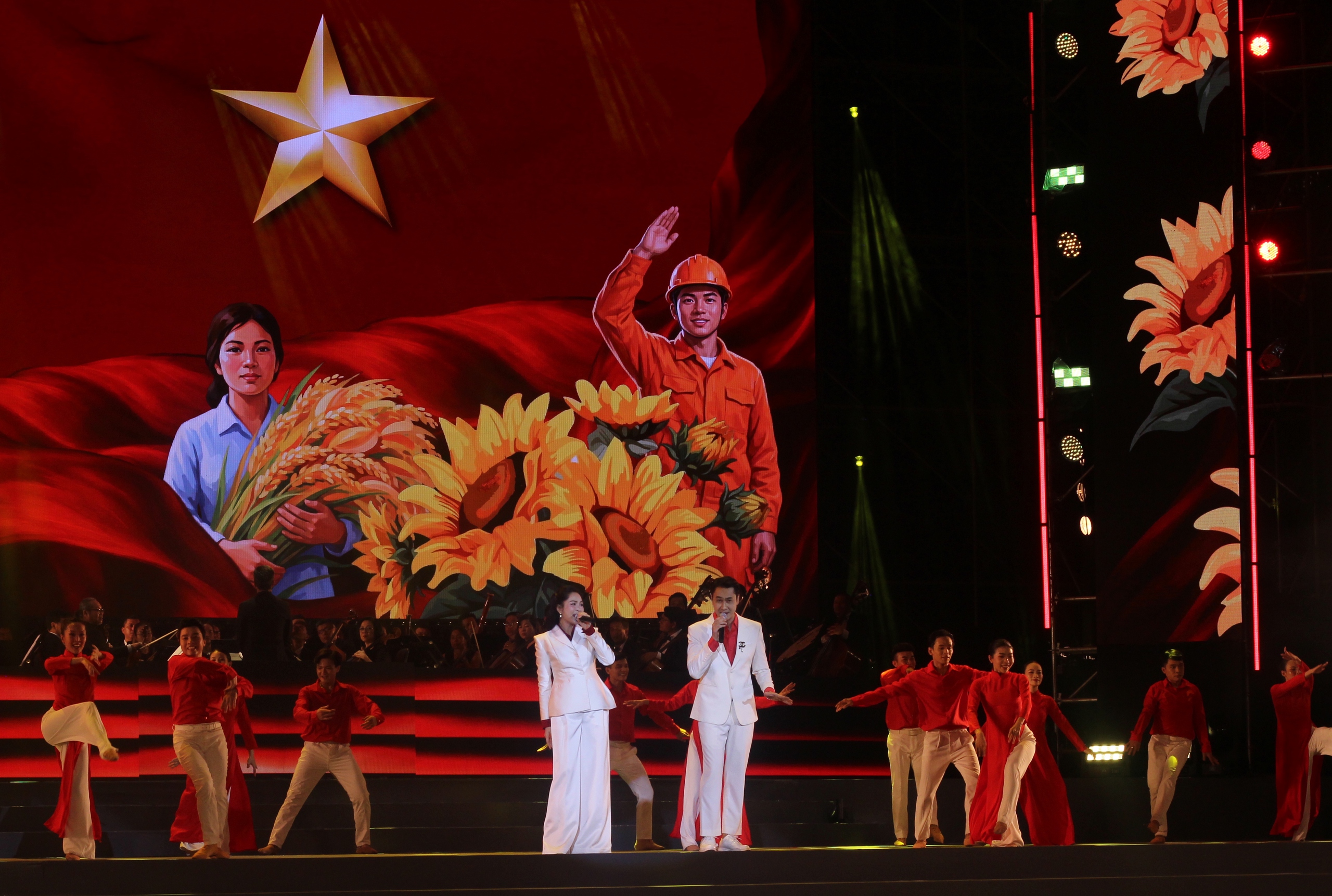 Đêm thành phố lung linh cùng 'Ánh sáng niềm tin và khát vọng'- Ảnh 5.