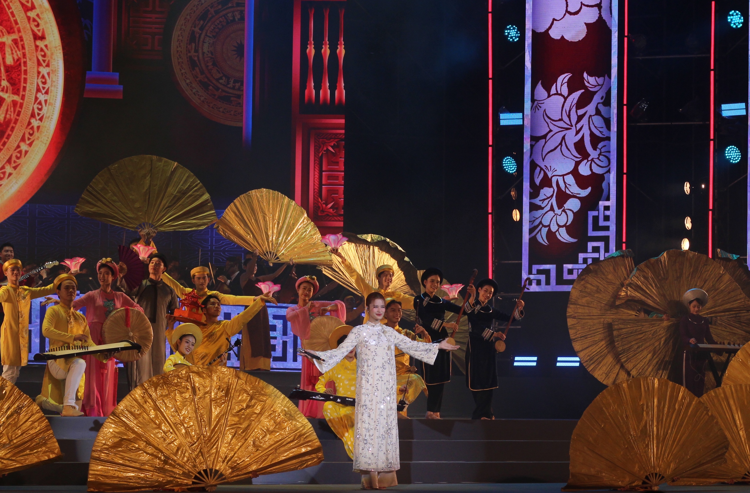 Đêm thành phố lung linh cùng 'Ánh sáng niềm tin và khát vọng'- Ảnh 7.