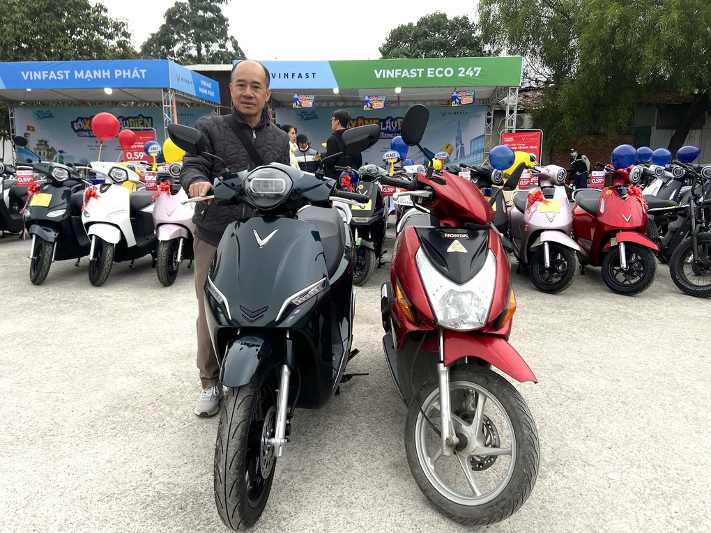 Chuỗi sự kiện “Đổi xăng lấy điện”: Nhiều người chọn xe máy điện VinFast  - 2