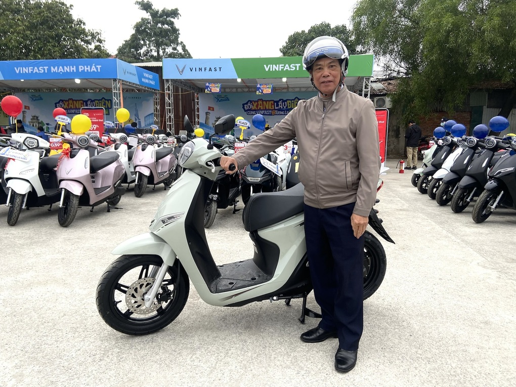 Chuỗi sự kiện “Đổi xăng lấy điện”: Nhiều người chọn xe máy điện VinFast  - 3