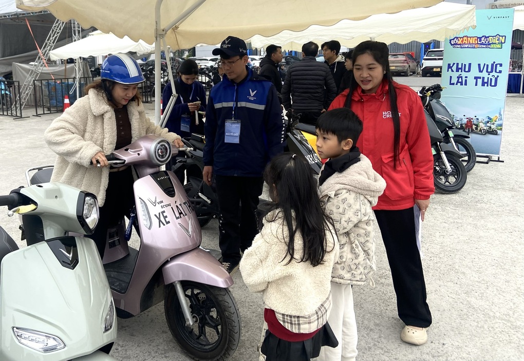 Chuỗi sự kiện “Đổi xăng lấy điện”: Nhiều người chọn xe máy điện VinFast  - 5