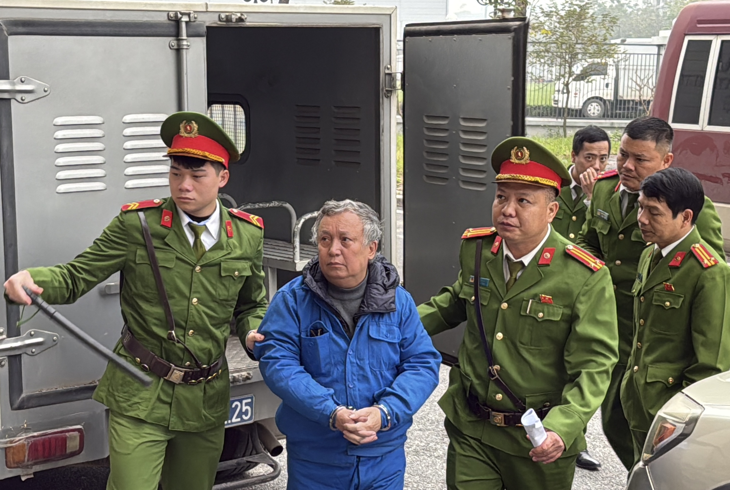 Cựu Chủ tịch Tổng công ty Xi măng Việt Nam hầu tòa vì sai phạm tài chính - Ảnh 4.