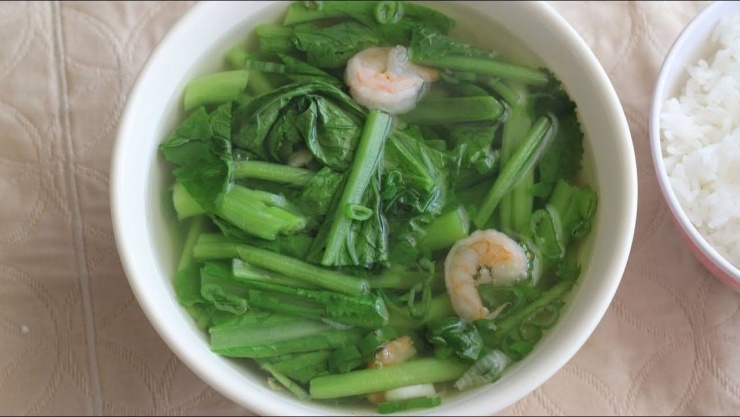 Canh cải bẹ xanh nấu tôm là một món canh thanh mát, hương vị có sự hòa quyện giữa ngọt dịu từ tôm tươi và một chút cay nhẹ của cải bẹ xanh.
