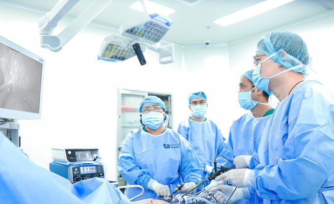 Bác sĩ Bích (bên trái) phẫu thuật nội soi cắt khối tá tụy cho ông Quang. Ảnh: Bệnh viện cung cấp