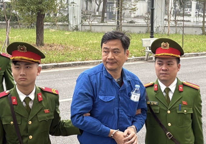 Các bị cáo được dẫn giải tới tòa. Ảnh: Danh Lam