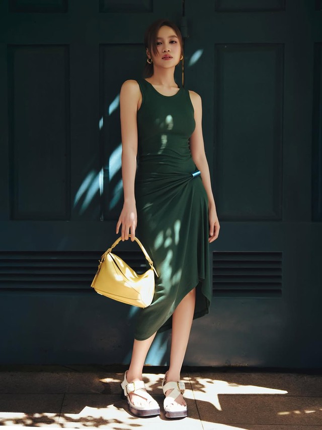 Váy dài và túi xách: bộ đôi nâng tầm vẻ thanh lịch- Ảnh 4. Váy dài và túi xách: bộ đôi nâng tầm vẻ thanh lịch- Ảnh 4.