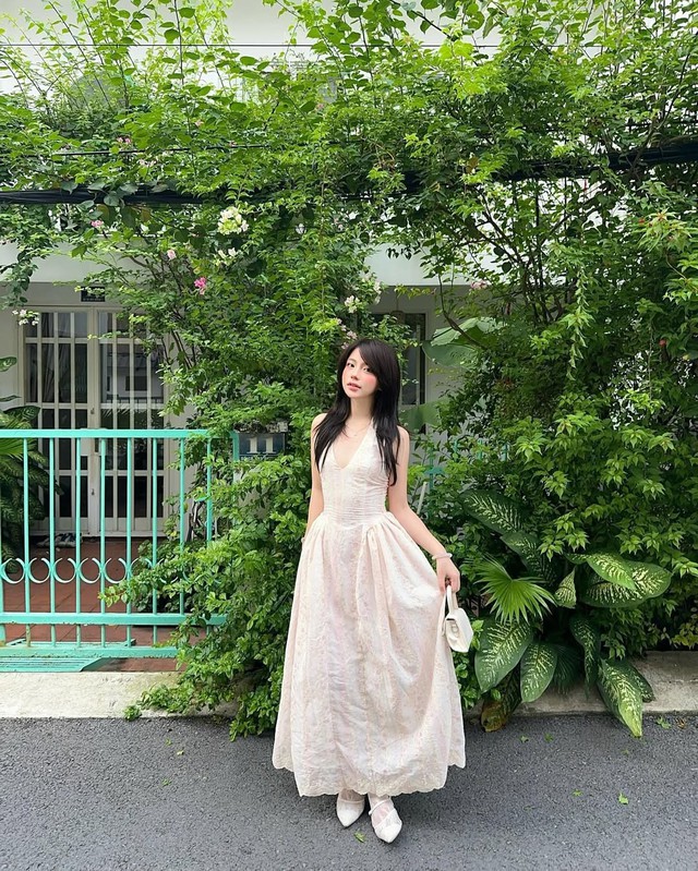 Váy dài và túi xách: bộ đôi nâng tầm vẻ thanh lịch- Ảnh 6. Váy dài và túi xách: bộ đôi nâng tầm vẻ thanh lịch- Ảnh 6.