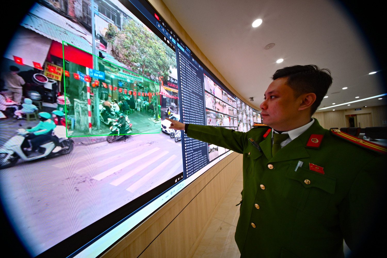 CẬN CẢNH quy trình phạt nguội vi phạm trật tự đô thị của Công an Hà Nội, 