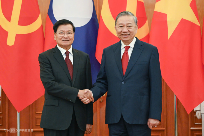 Tổng Bí thư Tô Lâm và Tổng Bí thư, Chủ tịch nước Lào Thongloun Sisoulith (trái) bắt tay trước khi tiến hành hội đàm tại Trụ sở Trung ương Đảng ngày 26/1. Ảnh: Giang Huy