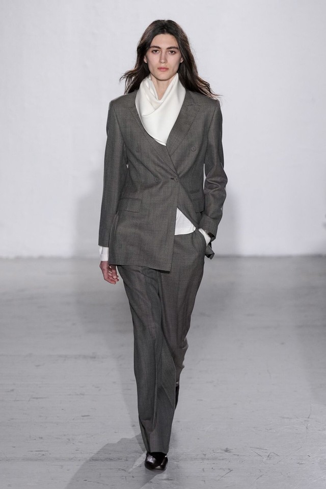 Màu xám không lạnh: bí quyết mặc gam màu công sở quen thuộc mà vẫn cuốn hút- Ảnh 4. Màu xám không lạnh: bí quyết mặc gam màu công sở quen thuộc mà vẫn cuốn hút- Ảnh 4.